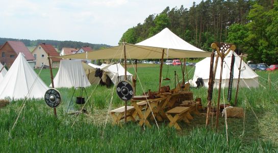 Lager Clann Morgainn von der Seite