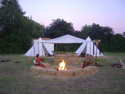 Lager Clann Morgainn: großer Aufbau mit Lagerfeuer