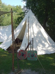 Lager Clann Morgainn: Waffen und Zelt